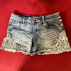 Caché jeans shorts with lace on sides
